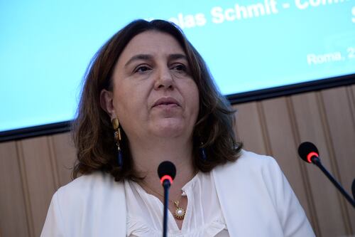 Coronavirus, montagne di carte per tremila euro