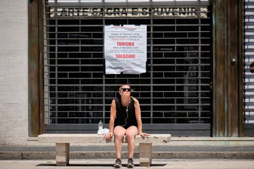 Roma, commercio in crisi. Saldi, tasse e tavolini: è tutto fermo