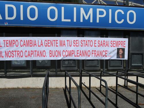 "Sarai sempre il nostro capitano": all'Olimpico gli auguri dei tifosi a Francesco Totti