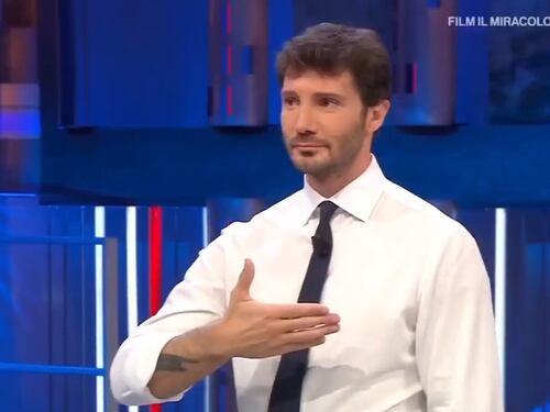 Affari tuoi, Stefano De Martino spiazza tutti: la battuta su Belen Rodriguez