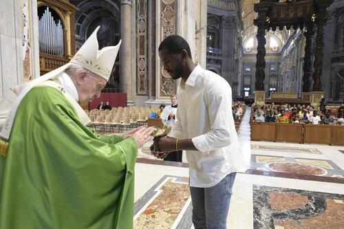 Papa Francesco, messa con 250 migranti: "Nessuno è straniero"