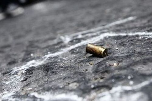 Spari ad Acilia in pieno giorno, uomo gambizzato in strada