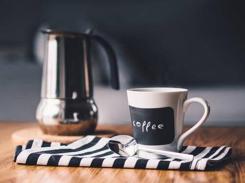 Anche se piace amaro, per il caffè ci vuole sempre il cucchiaino: il segreto