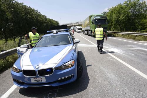 Bambina fugge dall'auto della mamma. Salvata sulla Pontina