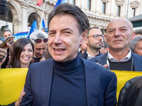 “Il governo non si azzardi…”. Armi all’Ucraina, Conte minaccia Crosetto