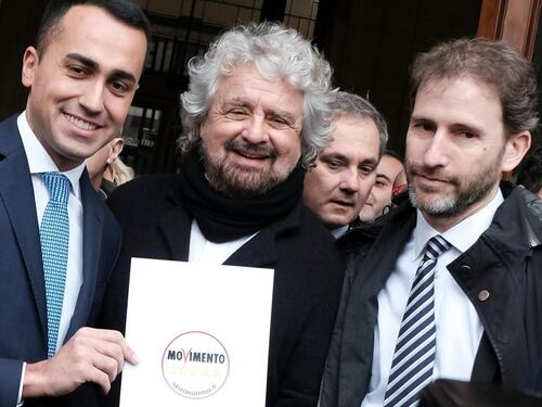 M5S cambia il simbolo. Grillo: "Alleanze? Come dire che il panda mangia carne"