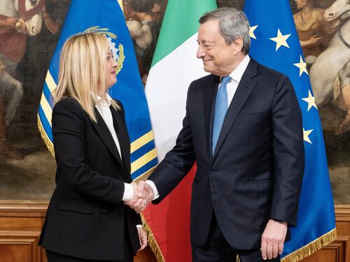 Partita a scacchi per l’Ue, a chi giova davvero: la mossa Draghi e i rischi di Meloni