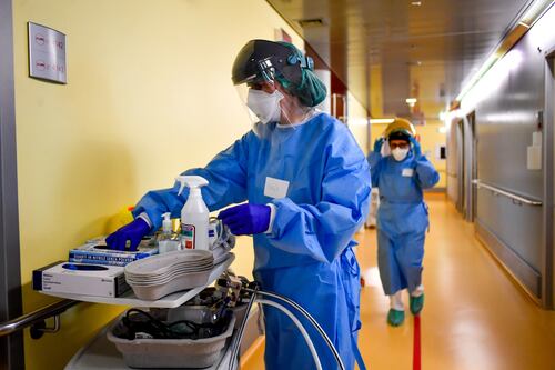 Coronavirus, calano i ricoveri in terapia intensiva. 636 morti in più