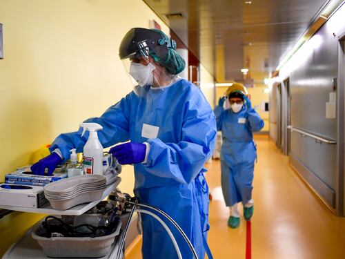 Coronavirus, calano i ricoveri in terapia intensiva. 636 morti in più