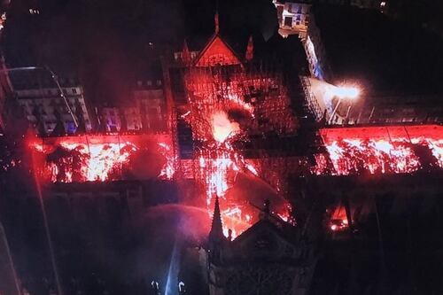 Una croce in fiamme. Il drone riprende Notre Dame distrutta