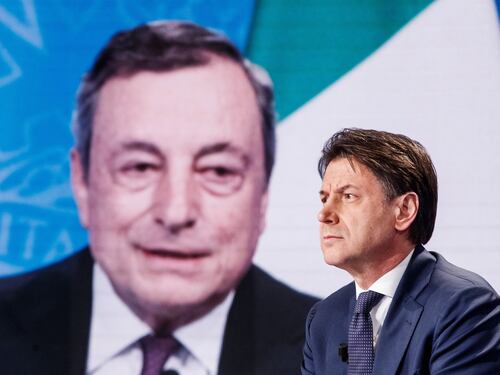 Cinquestelle contro Draghi: "Stop armi, sulla guerra serve un altro voto". E Conte "finge" di scaricare Grillo