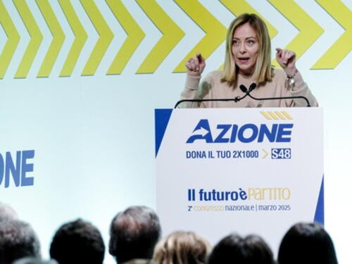 Meloni fa impazzire il Pd: "Schlein vuole un'Europa hippie e senza difesa"