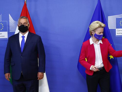 Orban divorzia dal Ppe e mette a nudo il flop di Ursula sui vaccini. Accordo con Meloni?