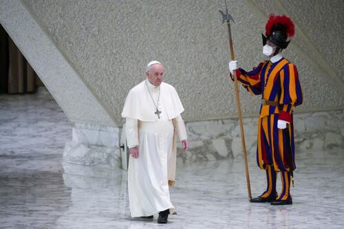 Venti di guerra pure in Vaticano. La bomba di Bisignani: Papa Francesco all'ambasciata russa scatena il cardinale Parolin