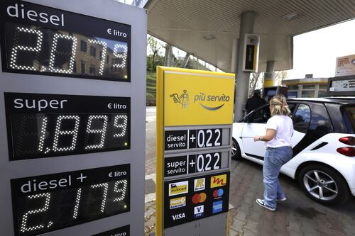 Prezzi benzina, si abbassano le medie alla pompa. Giù pure il gasolio