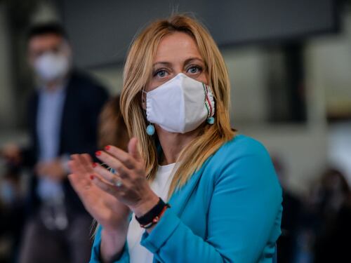 Sondaggio clamoroso, Giorgia Meloni sorpassa Conte. Governo nel caos