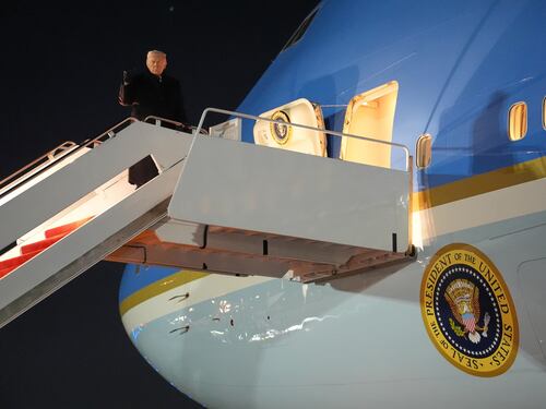 Guasto all'Air Force One, Trump a Davos con 3 ore di ritardo