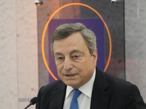 Incompetente e antidemocratico. Un Gualtieri al curaro su Draghi