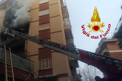 Va a fuoco appartamento al quinto piano. Palazzina evacuata