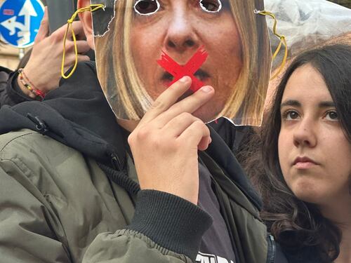 Odio in piazza, imbrattata la sede del Mim e fantocci shock di Meloni e Bernini