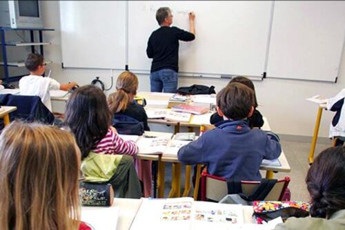 "Guardate tutti com'è brutto". Il maestro razzista umilia l'alunno nero