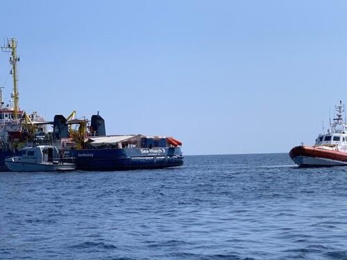 La Finanza sale a bordo della Sea Watch. Il piano di Carola per far sbarcare i migranti