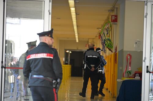 Bergamo, studente accoltella professoressa nei corridoi della scuola. È grave