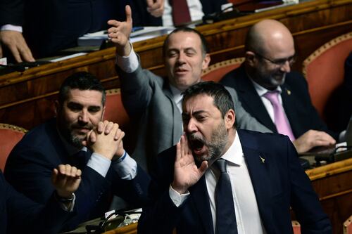 Manovra ok tra le polemiche. Passa la fiducia