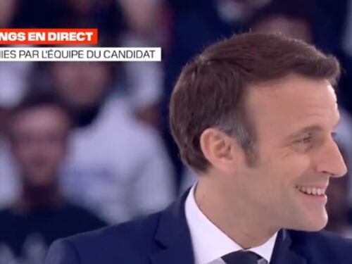 Emmanuel Macron, sul palco del comizio a Nanterre sorprende Brigitte e platea: boato e applausi