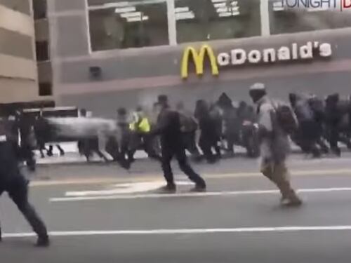 Trump si insedia, scontri e 100 arresti a Washington