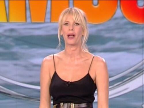 Isola dei Famosi, bufera sulla Marcuzzi per il caso Monte-Henger. Arriva la petizione: "Fate tornare Simona Ventura"