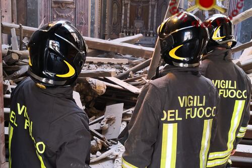 Dentro la chiesa dopo il crollo del tetto
