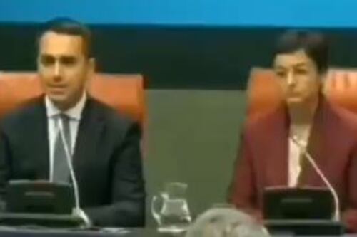 Luigi Di Maio la caduta sul coronavairus Parla italiano e lo pronuncia così
