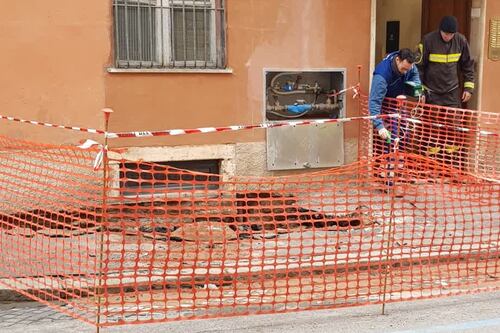 Si apre una voragine sul marciapiede. Evacuati palazzo e negozi vicino al Colosseo
