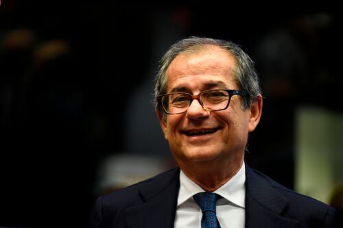 Tria rassicura l'Europa sui conti pubblici: "Nel 2019 in Italia il debito scenderà"