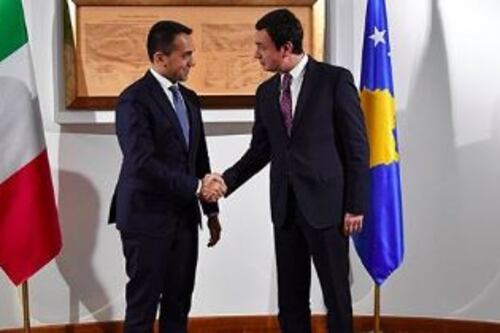 Di Maio ci ricasca: che errore di grammatica dopo l'incontro in Kosovo. Poi si corregge ma...