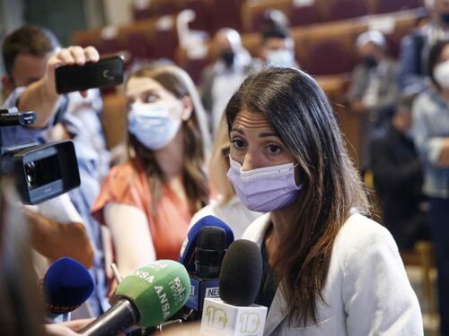Elezioni a Roma, sul sito del Comune la data sbagliata. E Calenda sfotte Virginia Raggi: "Non sa quando si vota"