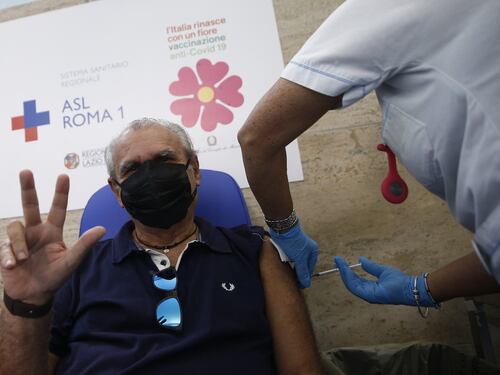 Over 80, medici e pazienti delle Rsa, a chi va la terza dose