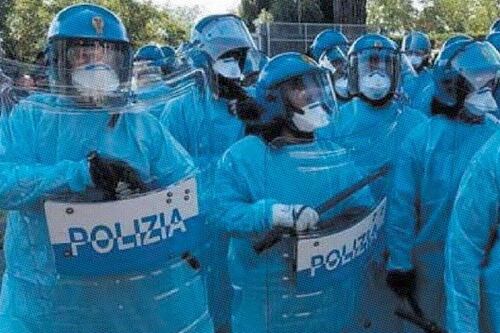 Rocca di Papa, poliziotti mascherati da Puffi per non essere contagiati dagli immigrati
