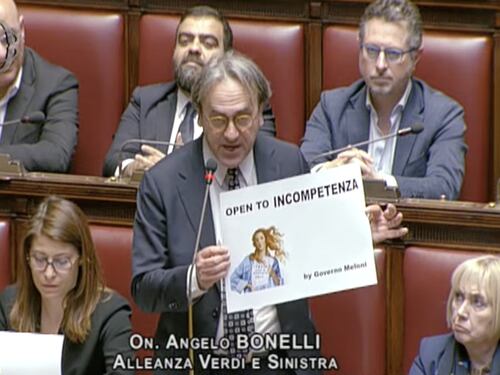 Angelo Bonelli, paura alla Camera: "È svenuto". Sospesa la seduta sul Def