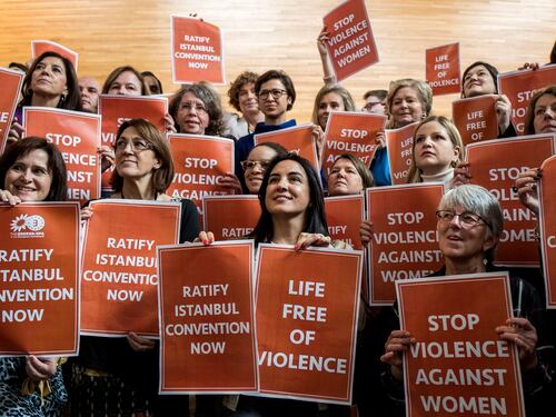 Violenza alle donne, si dovrebbe cominciare a fare a meno degli uomini