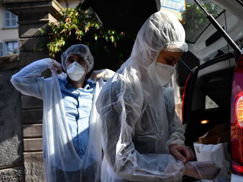 Coronavirus, in calo i nuovi contagi. Ma i morti superano quota 10mila