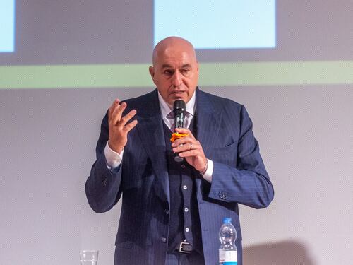 Atterraggio d'emergenza per l'aereo di Guido Crosetto, paura per il ministro