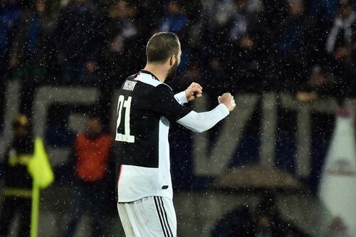 Higuain e Dybala ribaltano l'Atalanta. La Juve vola