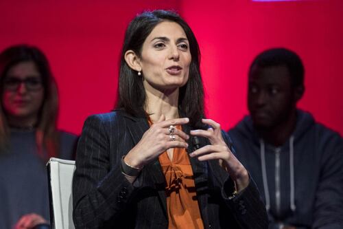 La Raggi se non esistesse bisognerebbe inventarla