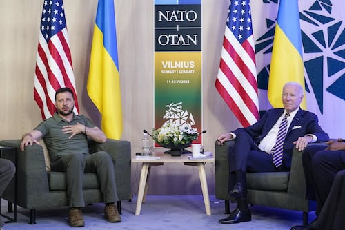 Biden, "Vladimir": la gaffe con Zelensky fa calare il gelo a Vilnius