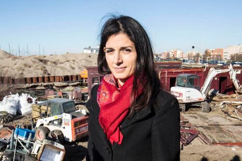 Emergenza rifiuti a Roma, Raggi: "Indagate su Ama"