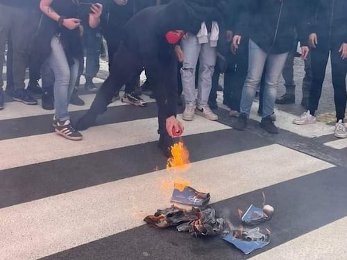 Bandiere della Nato bruciate, Enrico Letta contestato a Milano: "Servo". Ecco i pacifisti del 25 Aprile