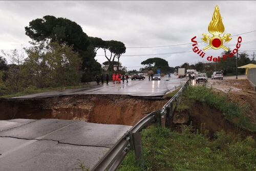 Frana la Pontina e inghiotte un'auto. Si cerca un uomo ancora disperso