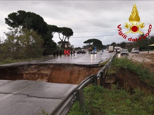 Frana la Pontina e inghiotte un'auto. Si cerca un uomo ancora disperso